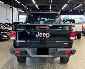 Jeep Gladiator Overland 2023 d'occasion, en parfait état, faible kilométrage, en stock, offert à un prix incroyable, à ne pas manquer - Product Image 2