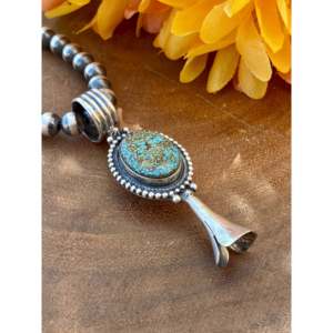 Pendentif artisanal Navajo avec turquoise toile d'araignée et technique de sertissage en argent sterling, design unique Fleur de Montagne - Product Image 2