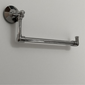 Porte-papier hygiénique en métal de qualité supérieure avec finition argentée gravée Artisan conçu pour les intérieurs décoratifs - Product Image 1