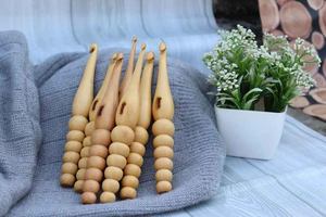 Crochets à crochet en bois faits à la main modernes indiens de haute qualité, couleur naturelle, design ergonomique pour le tricot à la main pour l'amigurumi - Product Image 3