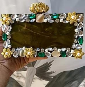 Sac à main élégant en acrylique turquoise pour femmes tendance, motif géométrique en résine colorée, sac à main en perles parfait pour les tenues spéciales - Product Image 1