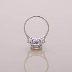 Anillo de Tres Piedras con Diamante de Laboratorio Rosa Melocotón de Corte Radiante Certificado por IGI, con Diamantes Laterales Trapezoidales en Oro Blanco/Rosa/Amarillo de 14K - Product Image 5