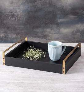 Plateau de service en bois rustique avec poignées en métal noir Plateau élégant et fonctionnel pour servir des boissons ou organiser des articles pour la maison - Product Image 6