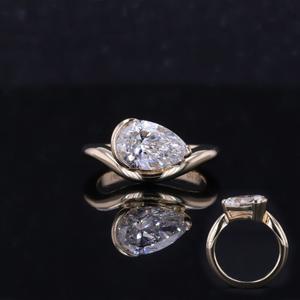 Anillo de Compromiso Clásico Solitario con Corte de Pera, 1.00 CT, D VVS1, Moissanita Multicolor, Personalizable, Plata de Ley 925, Anillo Curvo - Product Image 5