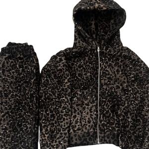 ชุดเซ็ตเสื้อฮู้ดดี้และกางเกงขายาวทรงบ็อกซี่ 2 ชิ้น ลายเสือดาว/เสือชีตาห์ ประดับคริสตัล แต่งซิป สไตล์ดิสเทรส ไม่มีภาษีในสหรัฐอเมริกา - Product Image 1