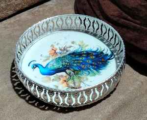 Plateau de service rond en métal avec motif de paon en émail pour la décoration de la maison - Product Image 1
