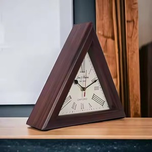Reloj triangular de madera hecho a mano, reloj moderno de escritorio y mesa para exhibición decorativa de oficina en casa - Product Image 2