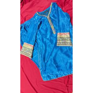Elegante Vestido Azul Turquesa de Satén para Mujer, Silueta Holgada y Cómoda - Product Image 4