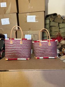 ARTIMADA Madagascar Bolso de mercado grande y resistente imprescindible con asas de cuero, esquinas y bolsillo de rafia, cesta de compras de paja tejida - Product Image 2