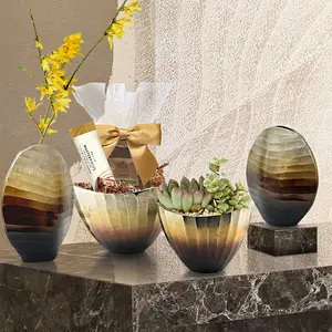 Florero de metal tradicional con la mejor forma ovalada y patrones únicos y acabado antiguo para decoración patrimonial a precio mayorista - Product Image 2