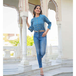 Blusa de mujer de rayón alto-bajo Indigo con estampado geomatrical Camisa de efecto cómoda y elegante - Product Image 4