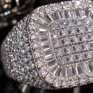 Bague Chevalière Personnalisée en Moissanite Sertie de Pierres pour Homme en Argent Sterling 925 avec Sertissage Pavé et Design Halo, Bijoux Hip Hop - Product Image 2