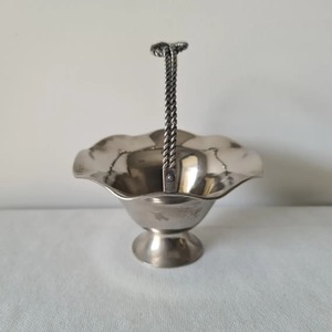 Bol de service en argent de designer avec poignée, parfait pour la décoration de table et l'affichage en pièce maîtresse, fabriqué à la main en Inde - Product Image 3