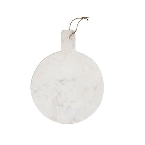 Élégante planche à découper en marbre parfaite pour les dîners de fêtes de vacances et les réunions de famille décontractées - Product Image 4