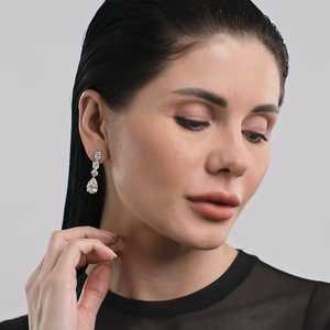 Diseño Simple y elegante Diamantes de laboratorio de moda para mujer Lujosos pendientes colgantes de gota Espárragos 18K Oro blanco sólido Alta joyería OEM - Product Image 3