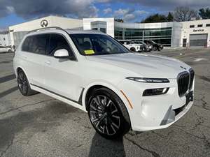 Véhicule utilitaire sport de luxe d'occasion 2025 M50i 4WD Edition - Product Image 2