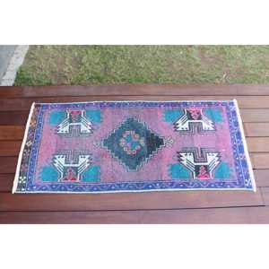 Alfombra Turca Pequeña de 1.7x3.7 pies, Alfombra de Lana Vintage con Diseño Floral Rosa - Product Image 1