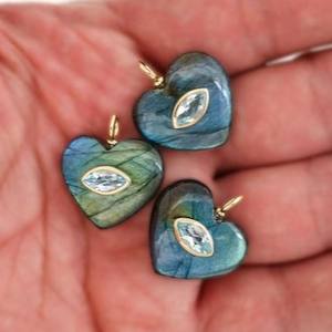 Pendentif en labradorite sculpté à la main en forme de cœur, pendentif à double incrustation de pierres précieuses, argent 925 plaqué or, pierre en vrac, bijoux - Product Image 2