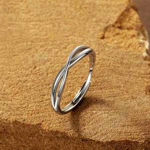 แหวนแต่งงานผู้ชาย Jeulia Twist Mobius Infinity ชุบโรเดียมและโรสโกลด์บนสแตนเลสสตีล - Product Image 3