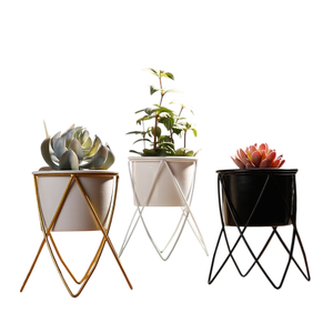 Pot de fleurs au design minimaliste, aspect blanc, avec support en acier noir, idéal pour la décoration intérieure, le balcon, l'hôtel et le bureau - Product Image 4