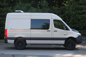 2023 Conversion de camping-car Sprinter 2500, AWD, turbodiesel à haut rendement 4 cylindres - Product Image 2