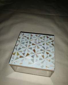 Boîte de rangement pour vadrouille avec couvercle incrusté de coquilles scintillantes, idéale pour les occasions festives, les cadeaux de mariage et la décoration intérieure arabe - Product Image 1