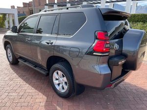 2022 Toyota Prado 2.8 GD TX มือสองดีเซล SUV เกียร์ธรรมดาหนังสีดำอ่อนภายในพาโนรามาซันรูฟ ACC R18ล่องเรือขวา - Product Image 5