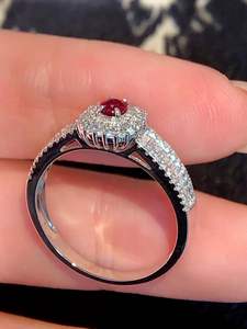 Anillo Clásico de Hombre de Lujo con Diamante Moissanite VVS y Rubí en Plata 925, Chapado en Oro Blanco de 14K, Engaste de Garra Premium - Product Image 3