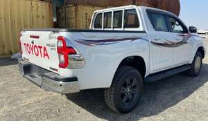 Hilux 2023-2024 4X4 Gasolina, Transmisión Automática, Asientos de Cuero, Volante a la Izquierda, Techo Panorámico, Portaequipajes de Aluminio, Usado - Product Image 2