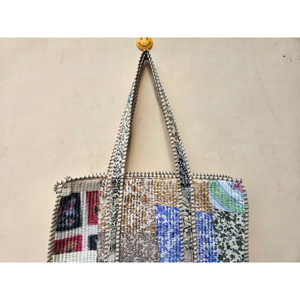 Bolso Tote Acolchado de Tela de Seda Vintage Hecho a Mano en India, Bolso de Mano para Mujer de Alta Calidad con Cierre Suave, Forro de Algodón, Cadenas, Portátil y Térmico - Product Image 3