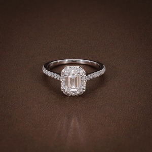 Anillo de Compromiso con Halo de Corte Esmeralda de 1.79 CTW, Anillo de Compromiso con Diamante Cultivado en Laboratorio, Corte Esmeralda, Diamantes Certificados F VVS1 VVS2, Único - Product Image 1