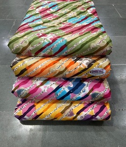 Tissu à imprimé floral de luxe pour hommes et femmes Matériau doux et lisse Idéal pour les créations de vêtements et de mode haut de gamme - Product Image 1