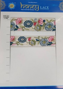 Tissu en dentelle brodée florale colorée vibrante et détaillée avec des motifs complexes, parfait pour la mode haut de gamme - Product Image 3