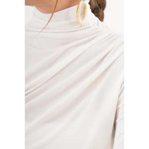 Blusa Blanca de Cuello Alto con Fruncidos en Hombros y Cintura, Tejido de Punto al por Mayor - Product Image 3