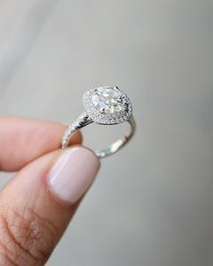 แหวนหมั้นทรงกลมขนาด 9 มม. ประดับเพชรคิวบิกเซอร์โคเนียทรงกลม ชุบทองคำขาว ดีไซน์วงแหวนแบบฝังเพชรเต็มวง สง่างาม เหมาะสำหรับเจ้าสาว เครื่องประดับคุณภาพสำหรับผู้หญิง - Product Image 3