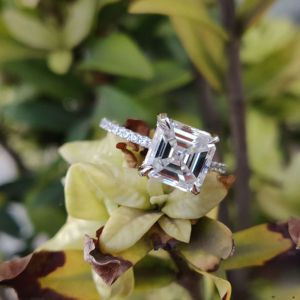 Deslumbrante Asscher Cut Hidden Halo Moissanite Diamond Wedding Ring para ella en Timeless 925 Sterling Silver - Product Image 3