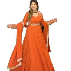 Maxi Anarkali / Salwar Kameez en tissu imitation résille pur, au look élégant, avec un magnifique design de col et des détails complexes faits main, idéal pour les fêtes. - Product Image 1