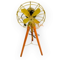 Ventilateur de refroidissement d'air de style vintage finition laiton encastré dans une cage de protection montée sur un trépied en bois