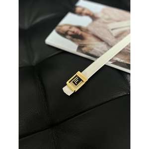 Cinturón metálico delgado con logo F para mujer - Product Image 1