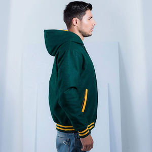 Veste universitaire verte pour homme, corps en laine avec capuche, poignets et poches rayés jaunes, logo brodé personnalisé, style baseball - Product Image 3
