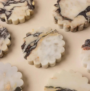 Sous-verres en marbre à bord festonné avec des tons terreux organiques. Style intemporel, disponible à prix de gros. - Product Image 1