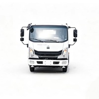 Camion balayeuse à réservoir d'eau SINO TRUCK HOWO 5000L (1 100 gallons) 4x2