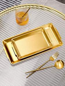 Grand plateau de service en métal de style antique avec un design vintage idéal pour servir les invités ou comme pièce maîtresse décorative élégante - Product Image 4