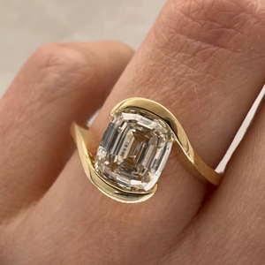 Anillo de Aniversario con Diamante Talla Esmeralda Personalizado, Oro Sólido de 14k, Pieza Escultural Unisex, Fabricante de Joyería Fina OEM/ODM - Product Image 1