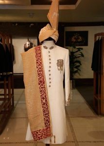 NUEVO HERMOSO BORDADO DE ORO EN SHERWANI Y PANTALÓN BLANCO CON ZAPATO A JUEGO CON CUENTAS DE CRISTAL EMBELLEZADAS, TRABAJO DE DABKA @ 2024 - Product Image 2