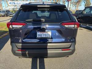 Toyota RAV4 XLE AWD d'occasion bleue 2023 avec toit ouvrant, démarrage à distance, sièges en cuir, boîte automatique, jantes en alliage, système de navigation - Product Image 4