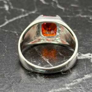 Anillo de Granate Moderno para Hombre, Corte Cuadrado, Zirconia Roja, Plata de Ley, Anillo de Sello, Regalo Elegante para Él - Product Image 6