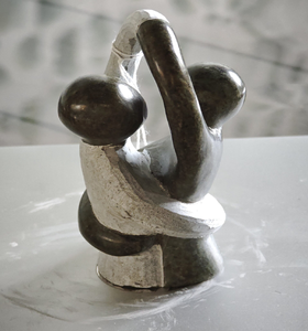 Sculpture en pierre ollaire mouchetée d'un dauphin sautant. Décoration marine. Disponible à prix de gros - Product Image 3