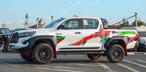 Hilux GR Rally 2024 Blanco Limpio, <4L Gasolina, Asientos de Cuero, Bluetooth, Paquete Deportivo, Sistema de Navegación, Arranque Remoto, Volante a la Izquierda - Product Image 3