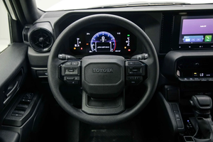 Land Cruiser Prado Urban E 4x4 2.4L Turbo Automatique Écran Tactile SUV 2025 Super Blanc, Quasi Neuf, Prix Avantageux, Prêt à l'emploi - Product Image 2